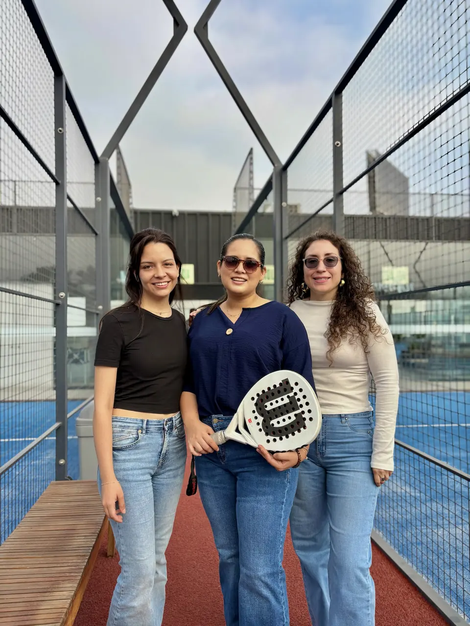 Tres amigas conversando y posando en la cancha