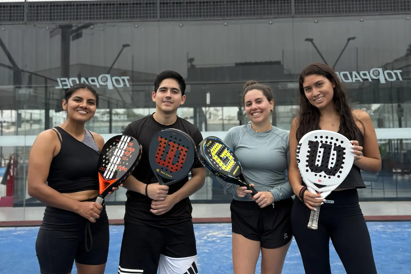 Cuatro jugadores mostrando sus raquetas en Top Padel